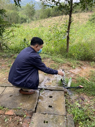 Trung tâm kiểm soát bệnh tật tỉnh Thừa Thiên Huế giám sát chất lượng nước sạch sử dụng cho mục đích sinh hoạt tại Nhà máy nước Khe Tre và nhà máy nước Hương Sơn, huyện Nam Đông.